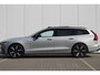 Volvo V60 T8 Plug-in hybrid AWD Ultra Dark | Adaptieve Cruise Control met Pilot Assist | Premium audio by Harman Kardon | 360 graden camera | Elektrisch bedienbaar panoramisch schuif-/kanteldak | Stoelverwarming | Elektrische voorstoelen met geheugen | Stuurwielverwarming | Semi-elektrische trekhaak |