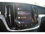 Volvo V60 T8 Plug-in hybrid AWD Ultra Dark | Adaptieve Cruise Control met Pilot Assist | Premium audio by Harman Kardon | 360 graden camera | Elektrisch bedienbaar panoramisch schuif-/kanteldak | Stoelverwarming | Elektrische voorstoelen met geheugen | Stuurwielverwarming | Semi-elektrische trekhaak |