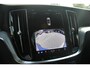 Volvo V60 T8 Plug-in hybrid AWD Ultra Dark | Adaptieve Cruise Control met Pilot Assist | Premium audio by Harman Kardon | 360 graden camera | Elektrisch bedienbaar panoramisch schuif-/kanteldak | Stoelverwarming | Elektrische voorstoelen met geheugen | Stuurwielverwarming | Semi-elektrische trekhaak |