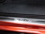 Isuzu D-Max 1.9 Double Cab V-Cross verlengd 5-persoons Automaat BPM-vrij / 20 december 2024 / meest luxe uitvoering / trekhaak / lederen bekleding / Apple carplay / Android Auto / groot scherm / camera