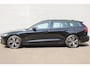 Volvo V60 2.0 B3 Essential Edition | Lichtmetalen Velgen 5-Spaaks 18" | Trekhaak Elektrisch Uitklapbaar | Cruise Control Adaptief Met Stop&Go En Stuurhulp | Achteruitrij Assistent | Dodehoekdetectie Met Correctie |  Voorstoelen verwarmend + Verwarmend Stuur | Electronic Climate Controle | Navigatiesysteem | Apple Carplay/Android Auto |