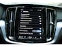 Volvo V60 2.0 B3 Essential Edition | Lichtmetalen Velgen 5-Spaaks 18" | Trekhaak Elektrisch Uitklapbaar | Cruise Control Adaptief Met Stop&Go En Stuurhulp | Achteruitrij Assistent | Dodehoekdetectie Met Correctie |  Voorstoelen verwarmend + Verwarmend Stuur | Electronic Climate Controle | Navigatiesysteem | Apple Carplay/Android Auto |