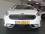 Kia Niro 1.6 GDi Hybrid ExecutiveLine Navigatie, Achteruitrijcamera, Clima controle, Cruise controle, Xenon verlichting, Stoel/Stuurverwarming, Lederen bekleding, Lm velgen 17'', Zeer compleet, Dealer onderhouden, Nederlandse aut Bovag afleverpakket 695,-