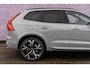 Volvo XC60 T8 Plug-in hybrid AWD Ultra Black Edition | Longe Range | Google | Bowers & Wilkins Audio | Massage | Adaptieve Cruise | Ventilatie Voorstoelen | Getint Glas | Memory | Pilot Assist | Elek. Achterklep | Sportstoelen | Schuif-/Kanteldak | Head-Up Display | Zitverlenging | Keyless | 22" LM