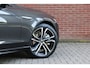 Volvo S90 T8 AWD Recharge Ultimate Dark | Vol! | Luchtvering | 360° Camera | Head-Up Display | Schuifdak | Harman Kardon | Adaptieve Cruise Control | Voorverwarming met Volvo On Call App | Stoelverwarming voor+achter | Stuurwielverwarming | Pilot Assist | BLIS Do .