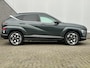 Hyundai Kona Electric Premium Sky 65.4 kWh / Panoramadak / Leder / Stoelverkoeling / Stoel- & Stuurverwarming / 360 Camera / HUD / PDC Voor + Achter /