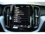 Volvo XC60 2.0 T8 Plug-in hybrid AWD Ultra Bright | lichtmetalen velgen 5-spaaks 21" | Luchtvering | Visual Park Assist (incl. 360º view) | Lederen Bekleding | Elektrisch Glazen Panorama-Dak | Trekhaak Elektrisch Uitklapbaar | Premium Audio by Harman Kardon | Head-Up Display | Electronic Climate Controle | Achterbank Verwarmd | Keyless Entry | Navigatiesysteem Full Map | Apple Carplay/Android Auto |