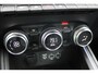 Renault Clio TCe 90 Intens NL-Auto | Navigatie | Climate Controle | Cruise control | Radio-DAB-USB | Bluetooth | LM-velgen | Parkeersensoren