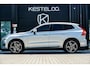 Volvo XC60 2.0 T5 AWD 3xR-Design PANO/LUCHTVERING/TREKHAAK/ACC/FOUR-C/21"/BLIS/INTELLISAFE 360/CAMERA/XENIUM PAKKET/VOLVO ONDERH