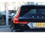 Volvo V60 2.0 T6 Plug-in hybrid AWD Essential Edition | Adaptive Cruise Control met Pilot Assist| Dodehoekdetectie| Stoelverwarming voor + achter| Stuurwielverwarming| Extra getint glas achter| RVS-geborstelde bumperbescherming|