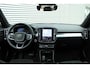 Volvo XC40 B4 Automaat Mild Hybrid Plus Black Edition | Sportonderstel| Panoramisch Schuif-/Kanteldak | Elektrisch Verstelbare Voorstoelen | 360° Parkeercamera | Microtech/Nubuck Bekleding | Getint Glas Achter | 20" Lichtmetalen Velgen Hoogglans Zwart | Verlichte Scuff Plates Bagageruimte | Keyless | Elektrische Achterklep | Harman/Kardon Audio | Stoelverwarming | Stuurverwarming | Volvo UX Infotainment | Adaptieve Cruise Control | Pilot Assist | BLIS |