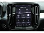 Volvo XC40 B4 Automaat Mild Hybrid Plus Black Edition | Sportonderstel| Panoramisch Schuif-/Kanteldak | Elektrisch Verstelbare Voorstoelen | 360° Parkeercamera | Microtech/Nubuck Bekleding | Getint Glas Achter | 20" Lichtmetalen Velgen Hoogglans Zwart | Verlichte Scuff Plates Bagageruimte | Keyless | Elektrische Achterklep | Harman/Kardon Audio | Stoelverwarming | Stuurverwarming | Volvo UX Infotainment | Adaptieve Cruise Control | Pilot Assist | BLIS |