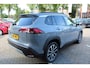 Toyota Corolla Cross 2.0 HYBRID 200 STYLE NIEUW&DIRECT LEVERBAAR! STOELVERW. EL-ACHTERKLEP NAVI PARK-SENSOREN BLISS LED 18"LMV PRIVACY-GLASS NL-AUTO
