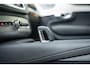 Volvo XC90 T8 Recharge AWD Ultimate Dark | Verwarmbare voorstoelen | Verwarmbaar stuurwiel | Verwarmbare achterbank | Premium audio by Harman Kardon | Panoramadak | Luchtvering| Rondomzicht Camera| 20 inch Lichtmetalen velgen |  Semi elektrische trekhaak | Alarmklasse 3