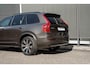 Volvo XC90 T8 Recharge AWD Ultimate Dark | Verwarmbare voorstoelen | Verwarmbaar stuurwiel | Verwarmbare achterbank | Premium audio by Harman Kardon | Panoramadak | Luchtvering| Rondomzicht Camera| 20 inch Lichtmetalen velgen |  Semi elektrische trekhaak | Alarmklasse 3