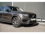 Volvo XC90 T8 Recharge AWD Ultimate Dark | Verwarmbare voorstoelen | Verwarmbaar stuurwiel | Verwarmbare achterbank | Premium audio by Harman Kardon | Panoramadak | Luchtvering| Rondomzicht Camera| 20 inch Lichtmetalen velgen |  Semi elektrische trekhaak | Alarmklasse 3