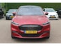 Ford Mustang Mach-E Extended First Edition AWD 98 kWh / SoH 94.1% / Glascoating / Trekhaak / Panoramadak / Camera / Leder / 19'' / B&O / Keyless / DAB / Dodehoek / ACC / Navigatie / Sfeerverlichting / Stoelverwarming