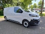 Peugeot e-Expert L2 75 kWh AUTOMAAT | LED koplampen | Climate control | Keyless entry | Dode hoek detectie | Achteruitrijcamera | Parkeersensoren voor en achter | Multimedia | Carplay | NAVI | Digital cockpit | Licht- en regensensor | Mistlampen | Bestuurdersstoel comfort | Bank voorpassagiers | Houten vloer | Doorlaadluik | Laadkabel | N403625