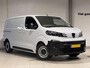 Peugeot e-Expert L2 75 kWh 136pk | LED koplampen | Climate control | Keyless entry | Dode hoek detectie | Achteruitrijcamera | Parkeersensoren voor en achter | Multimedia | Carplay | NAVI | Digital cockpit | Licht- en regensensor | Mistlampen | Bestuurdersstoel comfort | Bank voorpassagiers | Houten vloer | Doorlaadluik | Laadkabel | N403626