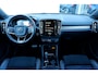 Volvo XC40 T4 AUT8 190PK R-Design | Volvo XC40 T4 AUT8 R-Design Elektrisch verstelbare voorstoelen met geheugen, Nubuck/Lederen bekleding, Harman Kardon Premium Audio, Park Assist voor & achter met camera, Volvo On Call met applicatie, Sensus Full Map Navigatie, Bluetooth telefoonvoorbereiding, 18" Lichtmetalen velgen, Sportonderstel