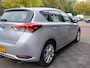 Toyota Auris 1.2T 116pk Aspiration 5-Deurs | Origineel NL | 1300kg Trekgewicht | Navi | Clima | Cruise | Achteruitrijcamera | Rijstrook+Licht+Regensensor | Mistlampen | 16''lm | Trekhaak
