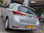 Toyota Auris 1.2T 116pk Aspiration 5-Deurs | Origineel NL | 1300kg Trekgewicht | Navi | Clima | Cruise | Achteruitrijcamera | Rijstrook+Licht+Regensensor | Mistlampen | 16''lm | Trekhaak