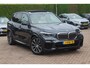 BMW X5 xDrive30d High Exe. 7p. M Sport / Trekhaak / Panoramadak / Camera / Head-up / Softclose / 20'' / Harman Kardon / Luchtvering / Laser LED / Keyless / Leder / Apple CarPlay / Stuurverwarming / DAB / ACC / Zonnescherm zijruite