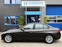 BMW 3-Serie 318i Essential 136PK|Origineel NL|Face Lift|Navigatie|Automaat|Full Led|Cruise Control|PDC|Isofix|Bluetooth|Historie