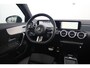 Mercedes-Benz A-klasse 180 AMG Line Night Pakket Automaat Panoramadak 19 inch Keyless Sfeerverlichting Burmester Carplay Navigatie Camera Half Leder Stoelverwarming NAP! Dealer onderhouden!