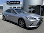 Lexus ES 300h Business Line NWE MODEL BLIND SPOT STUURVERW STOELVERW SCHUIF/KANTELDAK PARK-SENSOREN APPLE CARPLAY/ ANDROID AUTO