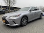 Lexus ES 300h Business Line NWE MODEL BLIND SPOT STUURVERW STOELVERW SCHUIF/KANTELDAK PARK-SENSOREN APPLE CARPLAY/ ANDROID AUTO