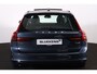 Volvo V90 T6 Recharge AWD Ultra Dark - Panorama/schuifdak - IntelliSafe Assist & Surround - 360º Camera - Harman/Kardon audio - Adaptieve LED koplampen - Verwarmde voorstoelen, stuur & achterbank - Parkeersensoren voor & achter - Elektr. bedienb. voorstoelen met geheugen - Head up display - Elektr. inklapbare trekhaak - 19' LMV