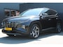 Hyundai Tucson 1.6 T-GDI PHEV Comfort Smart 4WD | Incl 12 maanden garantie | Cruise control | Climate control | Schakelmogelijkheid aan het stuurwiel | Apple Carplay/Android Auto | DAB | Lichtmetalen velgen | Bluetooth | Voorstoelen verwarmd | Verwarmd Stuurwiel | Volledig digitaal instrumenten paneel