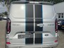 Ford Transit Custom 320 2.5 PHEV L2H1 Sport DC Zuid | 233pk | Dubbele Cabine | Dubbele zijschuifdeur | Inklapbare trekhaak | 19 inch lichtmetalen Sport velgen (mat zwart) | Verwarmbaar stuurwiel | Navigatie systeem