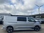 Ford Transit Custom 320 2.5 PHEV L2H1 Sport DC Zuid | 233pk | Dubbele Cabine | Dubbele zijschuifdeur | Inklapbare trekhaak | 19 inch lichtmetalen Sport velgen (mat zwart) | Verwarmbaar stuurwiel | Navigatie systeem