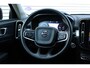 Volvo XC40 T5 Twin Engine Momentum Pro | Adaptieve Cruise Control | Pilot Assist | BLIS | Keyless | Elektrische Achterklep | 19 Inch Lichtmetalen Velgen | Achteruitrijcamera | Parkeersensoren Voor & Achter | Full-Led Koplampen Met Bochtverlichting | Mistlampen | Getint Glas | Voorruitverwarming | Volvo On Call