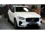 Volvo XC60 2.0 T6 AWD 293kW/399pk Aut8 Plug-in Hybrid Long Range R-Design LUCHTVERING + PANORAMADAK + HARMAN/KARDON + ADAPT.CRUISE + PILOT ASSIST + STOELVERWARMING V&A + 360 CAMERA + LANE ASSIST + BLIS + GOOGLE NAVI + PD-GLASS + PARKSENSOREN V&A + 22" LM-VELGEN!!