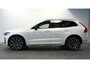 Volvo XC60 2.0 T6 AWD 293kW/399pk Aut8 Plug-in Hybrid Long Range R-Design LUCHTVERING + PANORAMADAK + HARMAN/KARDON + ADAPT.CRUISE + PILOT ASSIST + STOELVERWARMING V&A + 360 CAMERA + LANE ASSIST + BLIS + GOOGLE NAVI + PD-GLASS + PARKSENSOREN V&A + 22" LM-VELGEN!!