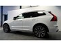 Volvo XC60 2.0 T6 AWD 293kW/399pk Aut8 Plug-in Hybrid Long Range R-Design LUCHTVERING + PANORAMADAK + HARMAN/KARDON + ADAPT.CRUISE + PILOT ASSIST + STOELVERWARMING V&A + 360 CAMERA + LANE ASSIST + BLIS + GOOGLE NAVI + PD-GLASS + PARKSENSOREN V&A + 22" LM-VELGEN!!