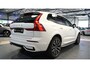 Volvo XC60 2.0 T6 AWD 293kW/399pk Aut8 Plug-in Hybrid Long Range R-Design LUCHTVERING + PANORAMADAK + HARMAN/KARDON + ADAPT.CRUISE + PILOT ASSIST + STOELVERWARMING V&A + 360 CAMERA + LANE ASSIST + BLIS + GOOGLE NAVI + PD-GLASS + PARKSENSOREN V&A + 22" LM-VELGEN!!