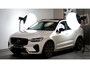 Volvo XC60 2.0 T6 AWD 293kW/399pk Aut8 Plug-in Hybrid Long Range R-Design LUCHTVERING + PANORAMADAK + HARMAN/KARDON + ADAPT.CRUISE + PILOT ASSIST + STOELVERWARMING V&A + 360 CAMERA + LANE ASSIST + BLIS + GOOGLE NAVI + PD-GLASS + PARKSENSOREN V&A + 22" LM-VELGEN!!