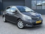 Toyota Yaris 1.3 VVT-i Dynamic 1e Eigenaar,Airco,Trekhaak,6-Bak,Lm Velgen,Weinig Km,100pk,Elekt.Ramen,Nieuwe APK bij Aflevering