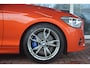 BMW 1-Serie M135i RWD High Executive | Navigatie (Prof) | Leer | Keyless | Dealer onderhouden | Hifi audio | Xenon!! | Uniek!! Top uitgevoerde M135i in Valencia Orange. Destijds geleverd door Hofmeister in Zwaag!!