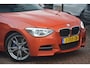 BMW 1-Serie M135i RWD High Executive | Navigatie (Prof) | Leer | Keyless | Dealer onderhouden | Hifi audio | Xenon!! | Uniek!! Top uitgevoerde M135i in Valencia Orange. Destijds geleverd door Hofmeister in Zwaag!!