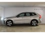 Volvo XC60 T6 350PK Automaat Plug-in Hybrid AWD Plus Dark / Navigatie / 360 Camera / Adaptieve Cruise Control / Stuur & Stoelverwarming / Elektr. Achterklep / Schuifdak / LM Velgen / Trekhaak