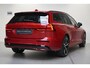 Volvo V60 T6 Plug-in hybrid AWD Ultra Dark 350pk | Premium Audio Harman/Kardon | Trekhaak | Panoramadak | Stoelverwarming V+A | Koplampreinigingsinstallatie | Apple Carplay | Lederen Dashboard |