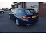 BMW 3-Serie Touring 318I 157PK 4CILINDER ORIGINEEL NEDERLANDS 1E EIGENAAR NIEUW MODEL CURVED DASHBOARD! FULL LED ANDROID/APPLECARPLAY GROOTBEELD NAVIGATIE ECC AIRCO CRUISECONTROL PDC V+A 17INCH ELECTR.KLEP ENZ...