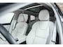 Volvo XC60 T6 Automaat Plug-in hybrid AWD Plus Dark | Premium audio by Harman Kardon | Elektrisch wegklapbare trekhaak | Panoramadak | Verwarmbare voorstoelen, achterbank en  stuurverwarming | 4-seizoenenbanden | Adaptive cruise control | 360° parkeercamera | Parkeersensoren voor + achter | Blond lederen bekleding
