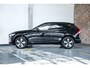 Volvo XC60 T6 Automaat Plug-in hybrid AWD Plus Dark | Elektrisch wegklapbare trekhaak | Panoramadak | Premium audio by Harman Kardon | Verwarmbare voorstoelen, achterbank en stuurverwarming | 4-seizoenenbanden | Adaptive cruise control | 360° parkeercamera |