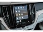 Volvo XC60 T6 Automaat Plug-in hybrid AWD Plus Dark | Elektrisch wegklapbare trekhaak | Panoramadak | Premium audio by Harman Kardon | Verwarmbare voorstoelen, achterbank en stuurverwarming | 4-seizoenenbanden | Adaptive cruise control | 360° parkeercamera |
